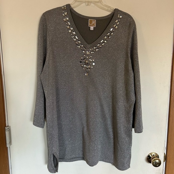 JM Collection 2X silver top with bejeweled neckline - Picture 1 of 8